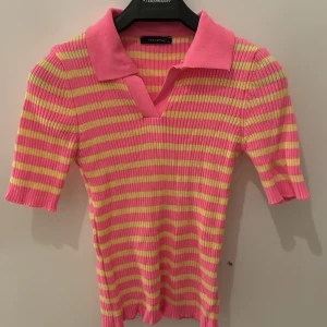 Tröja  - Tröja det står L i storlek men jag har small i storlek  vanligtvis och den passar mig bra. 