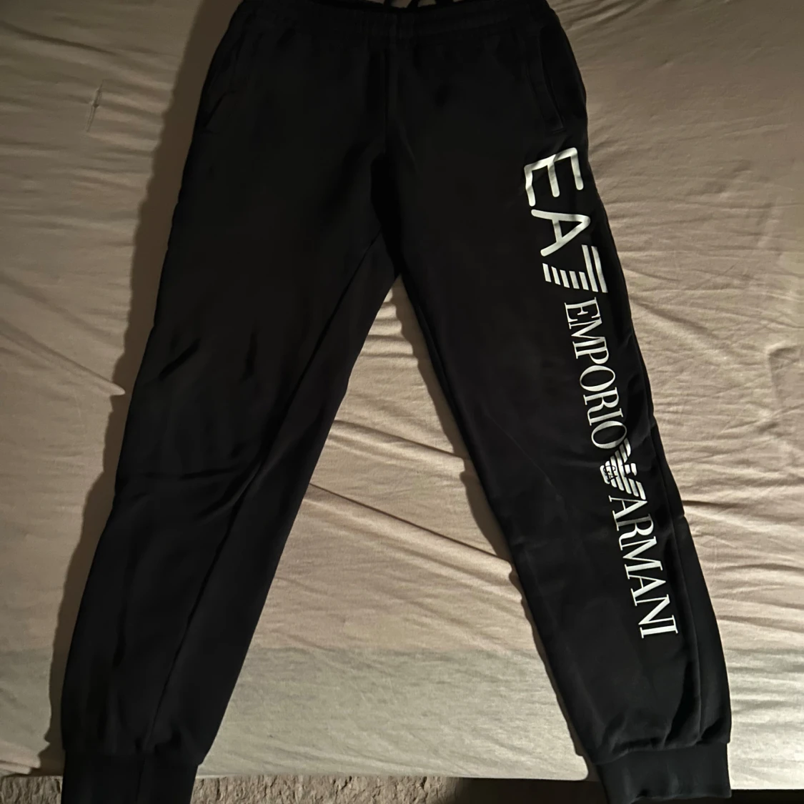 Svarta mjukisbyxor från Emporio Armani - 2