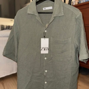 Helt ny skjorta från Zara (Prislapp hänger kvar)  - Köpte denna skjorta förra sommaren från zara. Kom inte till någon användning då den inte passade och har prislappen som hänger kvar. Är i nyskick.