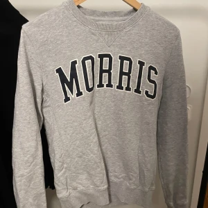 Grå sweatshirt från Morris - Säljer en snygg grå sweatshirt från Morris i storlek XS. Skick 8/10. Skirv vid frågor.