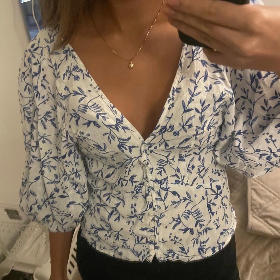 Vit blommig blus med puffärmar