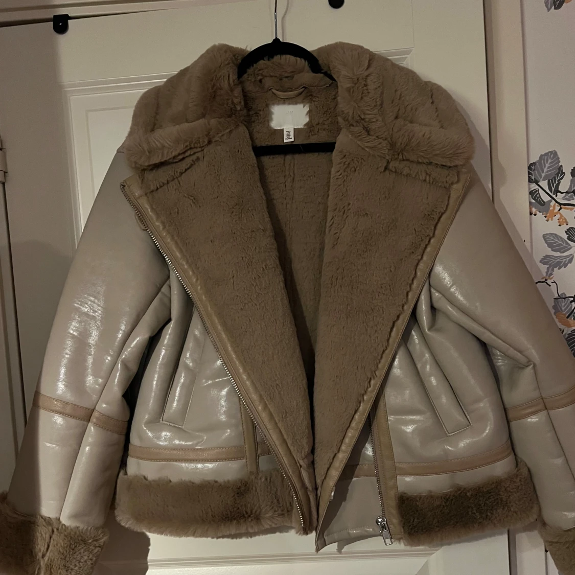 Beige pälsjacka med dragkedja