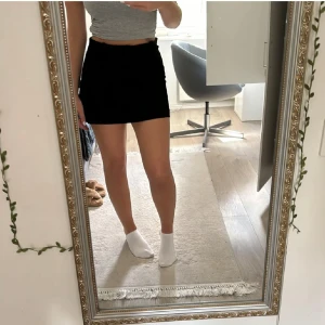 Minikjol - Oanvänd miniskjol från zara men short under