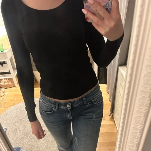 Svart tajt tröja  - Superfin passform, använd ca 1 gång. Passar s/xs.