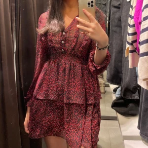 Röd Zara klänning - Leopard mönstrad klänning som är inköpt för flera år sedan och som använts 1 gång, passar xs och s.