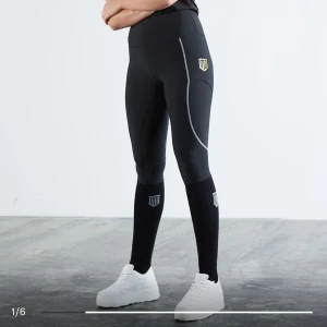 Söker  -  svarta Maya delorez. 