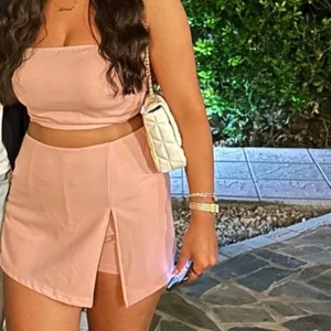 Ljusrosa axelbandslös set - Säljer en superfin ljusrosa axelbandslös set med en liten slits framtill. 