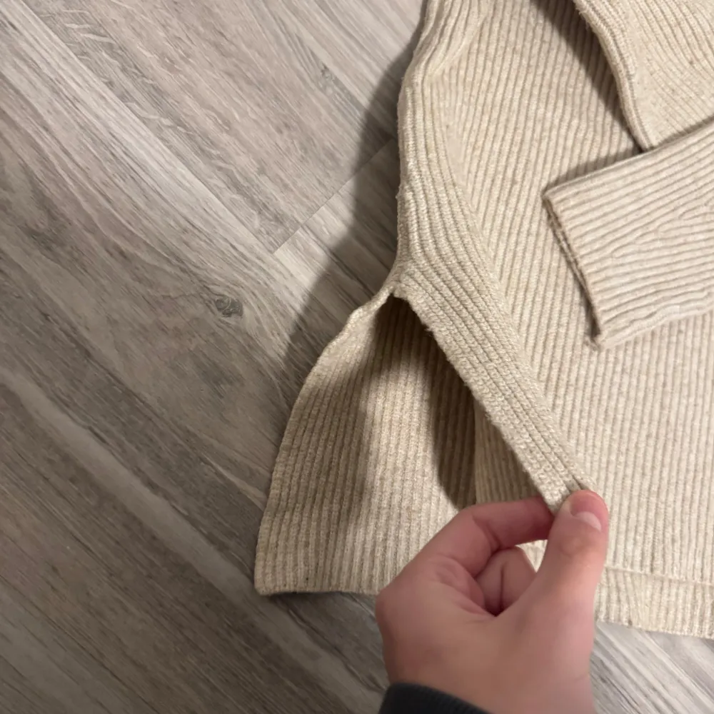 Mysig beige stickad tröja från Amisu i storlek S. Perfekt för kyliga dagar med sin ribbade design och långa ärmar. Tröjan har en klassisk look som passar både till vardags och lite finare tillfällen. Superbekväm och lätt att matcha med andra plagg!. Neuletakit & Villapaidat.