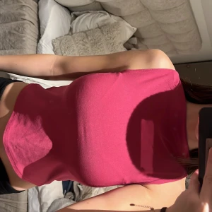 Rosa saint tropez topp - Säljer en snygg rosa ärmlös topp i ett mjukt och stretchigt material från saint tropez. Toppen har en tight passform och är lite croppad, vilket ger en modern look. Passar bra till både jeans och kjol!