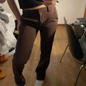 Bruna lågmidjade kostymbyxor  - Jätte fina bruna lågmidjade kostymbyxor från vero moda. Knappt använda och i jätte bra skick!💕Lappen är avklippt med passar mig som vanligtvis har XS-S
