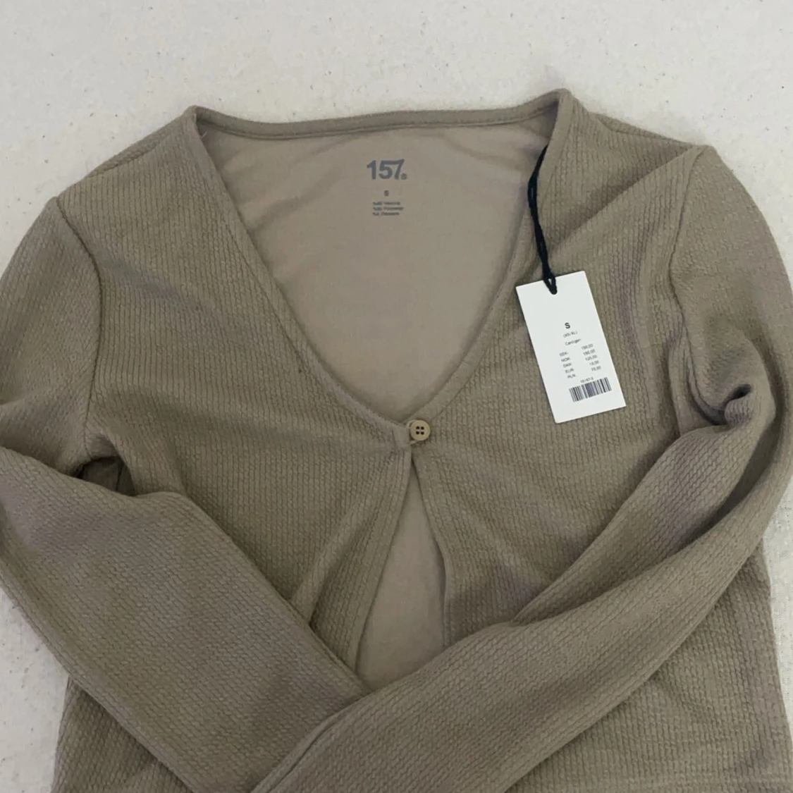 Beige ribbad kofta från 157