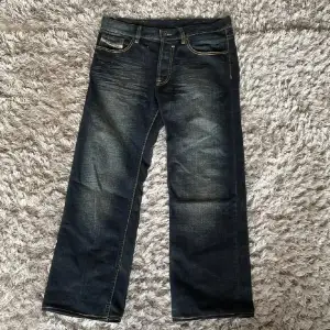 Säljer ett par snygga mörkblå jeans från Diesel i bra skick. De är i loose fit och storleken är 32/32. Priset kan diskuteras vid snabb affär!