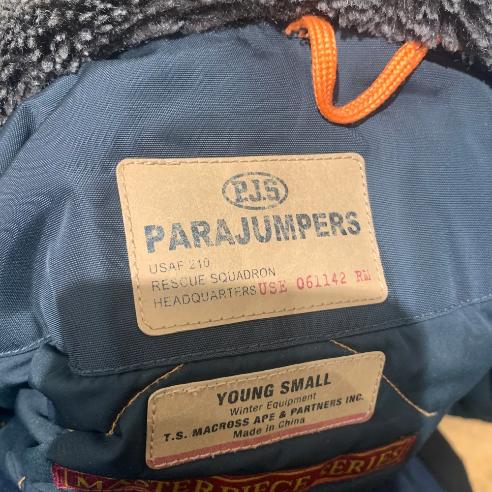 Säljer en svart Parajumpers vinterjacka som jag fick i gåva för ett par år sedan som jag knappt använt. Den är i mycket bra skick. Jackan har en pälskantad huva och flera praktiska fickor. Ganska svårt att frysa med den på då den är perfekt under vintern.. Jackor.