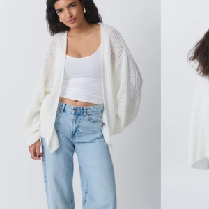 Vit stickad kofta från Gina tricot - Säljer en supermysig vit stickad kofta från Gina tricot. Perfekt för kyliga dagar med sin lösa passform och långa ärmar. Den är öppen framtill och passar till alla outfits. Ett måste i garderoben för både höst och vår!