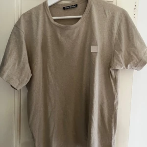 Acne - Acne studios T-shirt Använd 1 gång XS men passar S