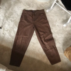 Bruna baggy jeans - Bruna jeans från Housebrand, storlek 30/34