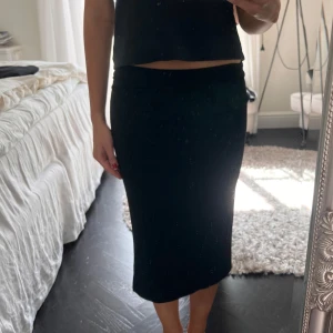 Långkjol - Svart ribbad långkjol🖤