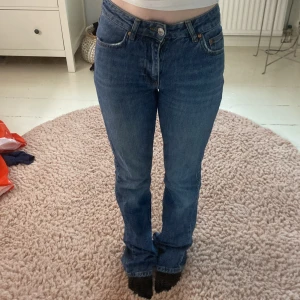 Super snygga lågmidjade Gina jeans - Super snygga lågmidjade jeans från gina. Några defekter nere vid byxkanten. Storlek 32. Skriv om ni har några frågor eller funderingar. Pris kan diskuteras🩷