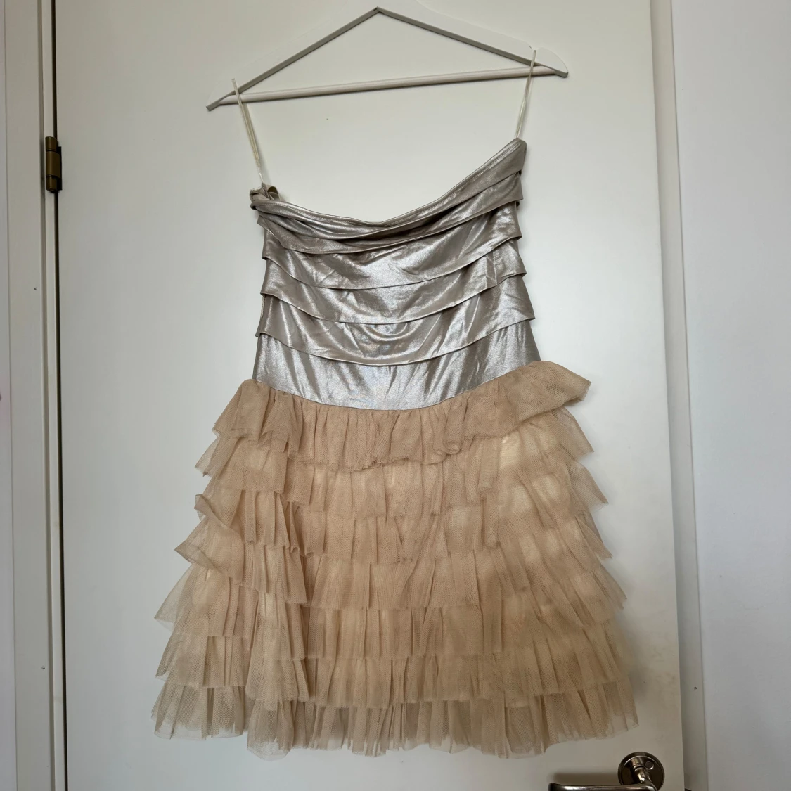 Silver och beige klänning med volanger