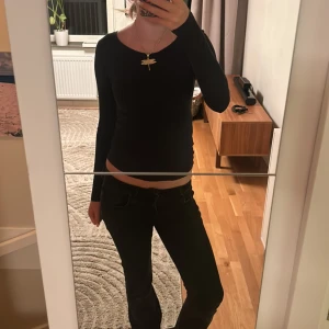 Tajttröja - En svart tröja från 157