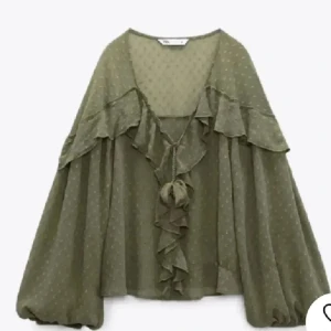 Zara blus -  Använd max tre gånger och kommer absolut inte till användning därför säljer jag 💖