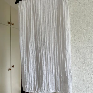 Lindex stickad kjol - Populära Lindex stickade midikjol från föregående år. Använd en gång men inte min stil, i skick som ny. 