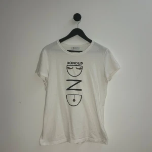Dondup T-shirt - Tvär fet dondup T-shirt, schysst o skön men ändå unik🤩💯