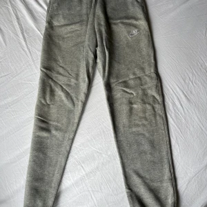 Niké mjukisbyxor - Säljer nu mina Niké byxor då dom aldrig används. Inga märken eller skador, 