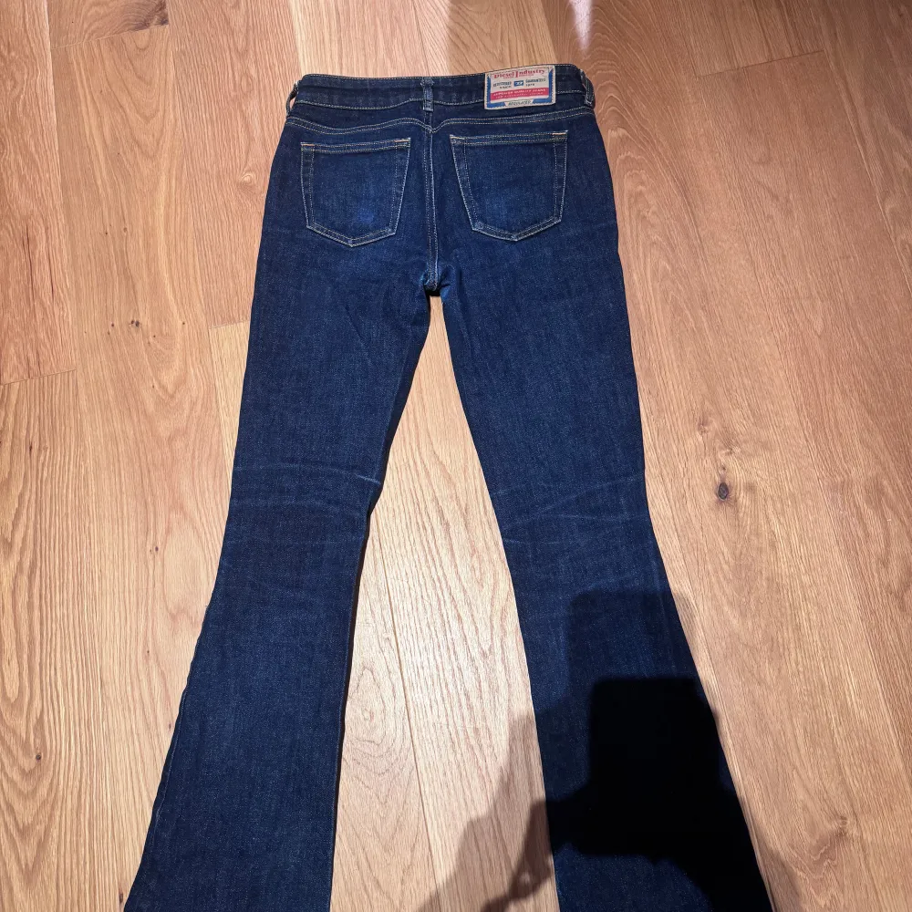 Säljer dessa jeans som också blivit för små för mig tyvärr även fast dom är så snygga ❤️ samma storlek som den förra annonsen och jag har också sytt upp dessa ❤️ nyskick, inga defekter . Jeans & Byxor.