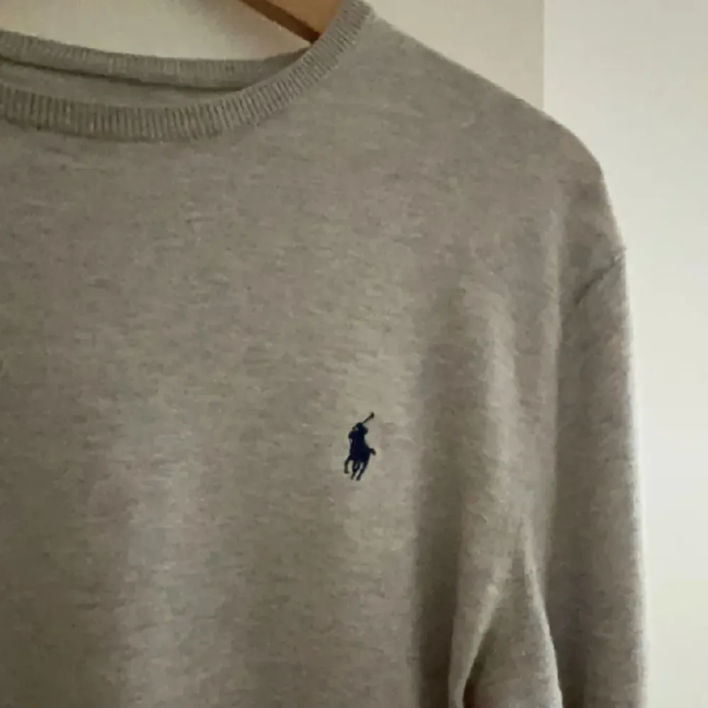 Väldigt fin och fräsch Ralph Lauren Kashmir blandad tjocktröja nu inför höst/vintern. Skicket är använt med inte så super märkbart. Storleken är M. Priset är ej hugget i 🪨. Skicka gärna frågor!. Tröjor & Koftor.