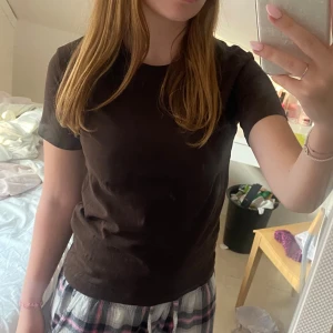 T-shirt  - Säljer min T-shirt då den tyvärr är för liten, har använts väldigt få gånger. Är det nån fråga är de bara i skriva💕💖