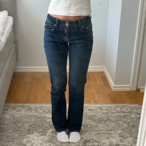 Lågmidjade jeans  - Perfekt skick, stretchiga så kan absolut passa större! 