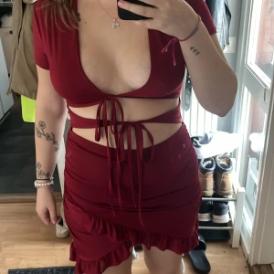 Röd klänning - Röd öppen klänning ifrån shein, säljer då den inte kommer till användning men väldigt fin