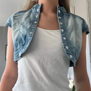 Fin jeansbolero med detaljer i silver