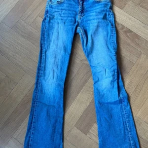  Snygga low wasted bootcut jeans från Gina Tricot -  Jättesnygga low wasted bootcut jeans från Gina Tricot. Köpte för ungefär ett år sedan men är för små nu är rätt så använda där och med priset men är inget man märker. Skriv ifall ifall ni vill ha mer bilder eller vill diskutera priset .