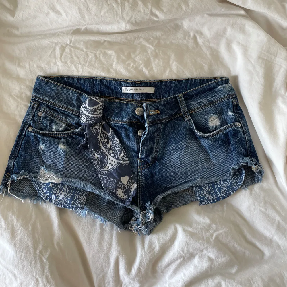 Lågmidjade och korta shorts från Zara! Supersnygga och perfekt till sommaren. Köptes på Vinted men användes aldrig därav säljes. Fint skick! . Shorts.