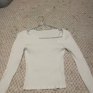 Gina tricot tröja - Det är en gina tricot tröja med en diagonal ringning. Den är långärmad och har använts ca 4 gånger. 