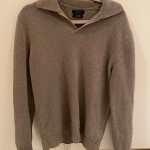 Massimo dutti kashmir stickad tröja - Nästan oanvänd i kashmir-wool blend tröja med krage från Massimo dutti Strl M