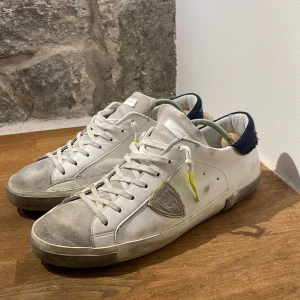 Philippe Model Skor - Säljer mina Philippe Model då de är urvuxna. Skorna är pendantiskt skötta och använda under en sommar. Storlek EU47, pris: 2399kr. Hör gärna av er vid funderingar och eller intresse!