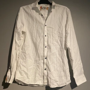 Vit skjorta  - Detta är en simpel vit skjorta från Jack and Jones. Skriv privat för fler bilder.