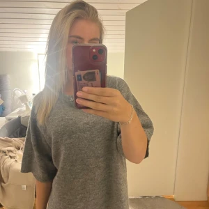 stickad trekvartsärmad tröja - Jättebra skick använd kanske tre gånger, storlek xs.