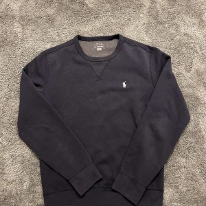Ralph lauren tröja  - En riktig fet raffe tröja i storlek XS, som ni ser så har den ett hål men annars är den i bra skick. Hör av er vid ytterligare frågor!