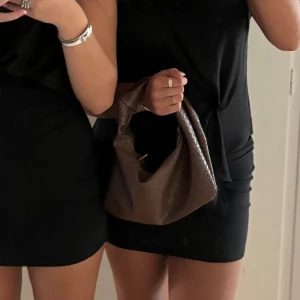 Brun väska  - Så snygg brun väska som är enkel att styla med !! Köpt på vinted och inga defekter 🤎🤎