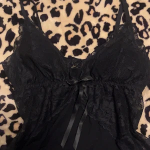 Natt/fest linne  - Gulligt svart linne i spets med rosett. Storlek Large, passar medium också för man kan spänna åt banden. 🫶 