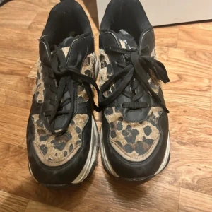 Leopard sneakers  - Skit snygga trendiga skor från NA-KD! De har använts några gånger. De passar till allting 🩷