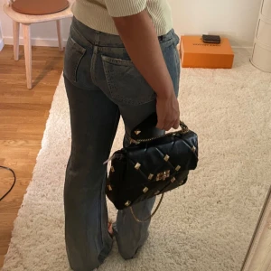 Silver jeans  - Chimriga silver jeans från zara som är helt slutsålda och jätte eftertraktade!!! Super coola! Strl 34 och är lite små på mig som är 36❣️