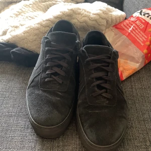 Dom är nya har haft dom bara i  2 veckor  - Dom är nya jag har bara haft dom i två veckor och dom va inte riktigt min stil så nu säljer jag dom för ett bra pris dom är 9/10 skick och dom är inte sönder på något ställe och du får med dig en grattis parfym 😊🙌