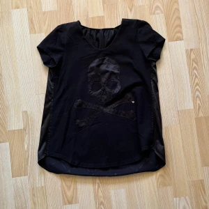 Cool tshirt - cool tshirt med skall detaljer!