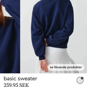 Mörkblå basic tröja från Gina Tricot - Säljer en mörkblå basic tröja från Gina Tricot. Den är supermjuk och perfekt för vardagsbruk. Tröjan har en normal passform och är långärmad med ribbade muddar vid ärmslut och nederkant. Perfekt för en avslappnad look! (Tröjan ser mörkare ut på mina egna bilder men den är som på bilden på hemsidan!😇💕