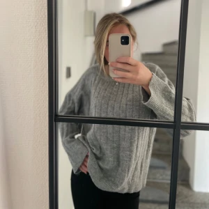 Stickad tröja  - Stickad tröja i väldigt bra skick💕